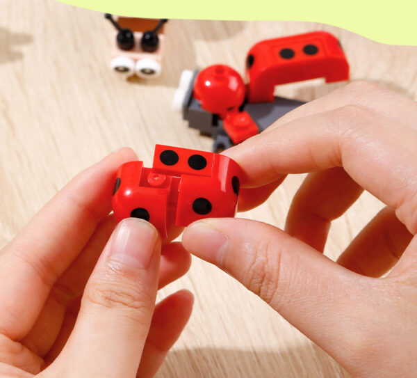BLOCURI CONSTRUCTII TIP LEGO MODEL INSECTE ASORTATE DELI – poza 4